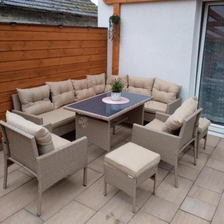 Technorattanowy narożnik z wysokim stołem, fotelami i pufami Perata Corner Plus – Natural