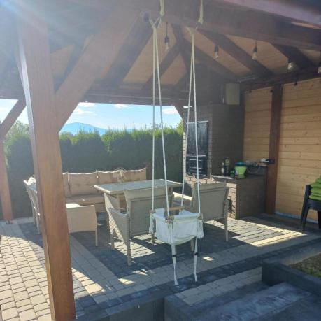 Technorattanowy narożnik z wysokim stołem, fotelami i pufami Perata Corner Plus – Natural