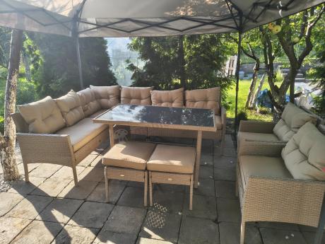 Technorattanowy narożnik z wysokim stołem, fotelami i pufami Perata Corner Plus – Natural