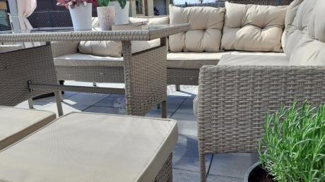 Technorattanowy narożnik z wysokim stołem, fotelami i pufami Perata Corner Plus – Natural