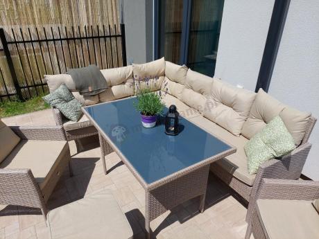 Technorattanowy narożnik z wysokim stołem, fotelami i pufami Perata Corner Plus – Natural