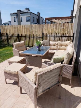 Technorattanowy narożnik z wysokim stołem, fotelami i pufami Perata Corner Plus – Natural