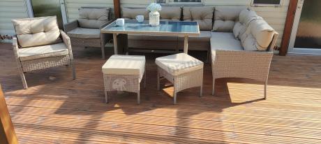 Technorattanowy narożnik z wysokim stołem, fotelami i pufami Perata Corner Plus – Natural