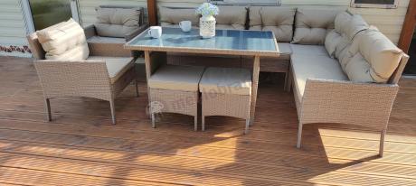 Technorattanowy narożnik z wysokim stołem, fotelami i pufami Perata Corner Plus – Natural