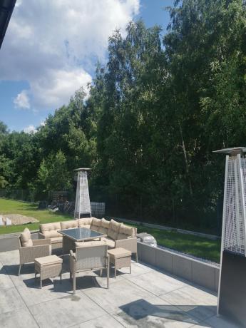 Technorattanowy narożnik z wysokim stołem, fotelami i pufami Perata Corner Plus – Natural