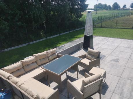 Technorattanowy narożnik z wysokim stołem, fotelami i pufami Perata Corner Plus – Natural