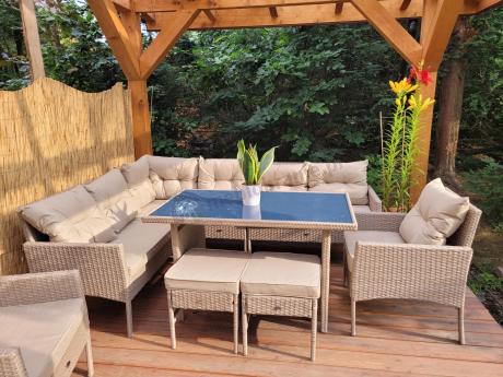 Technorattanowy narożnik z wysokim stołem, fotelami i pufami Perata Corner Plus – Natural