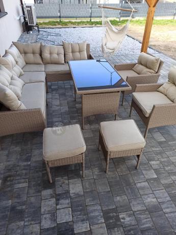 Technorattanowy narożnik z wysokim stołem, fotelami i pufami Perata Corner Plus – Natural