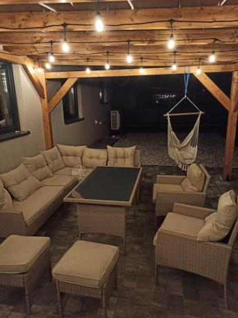 Technorattanowy narożnik z wysokim stołem, fotelami i pufami Perata Corner Plus – Natural