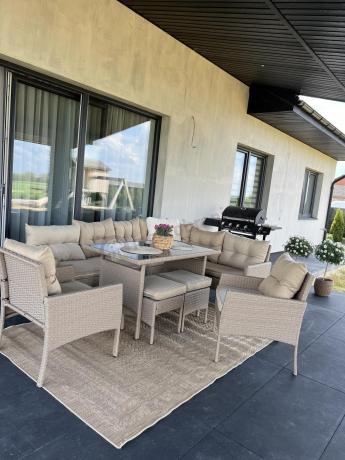 Technorattanowy narożnik z wysokim stołem, fotelami i pufami Perata Corner Plus – Natural