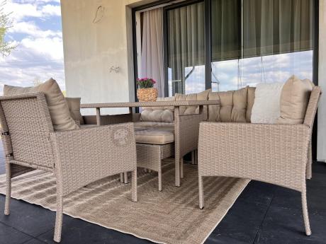 Technorattanowy narożnik z wysokim stołem, fotelami i pufami Perata Corner Plus – Natural