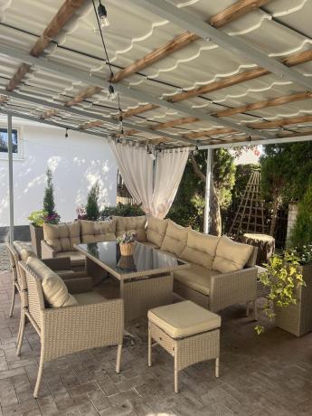 Technorattanowy narożnik z wysokim stołem, fotelami i pufami Perata Corner Plus – Natural