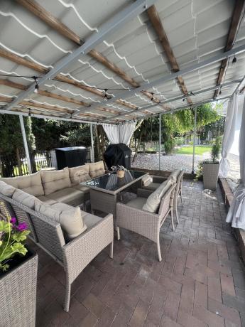 Technorattanowy narożnik z wysokim stołem, fotelami i pufami Perata Corner Plus – Natural