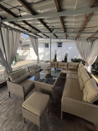 Technorattanowy narożnik z wysokim stołem, fotelami i pufami Perata Corner Plus – Natural