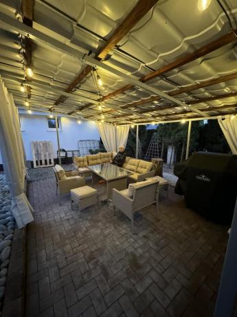 Technorattanowy narożnik z wysokim stołem, fotelami i pufami Perata Corner Plus – Natural