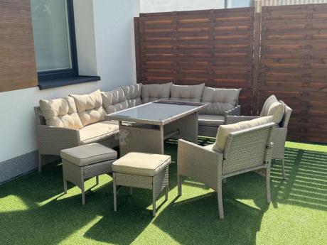 Technorattanowy narożnik z wysokim stołem, fotelami i pufami Perata Corner Plus – Natural