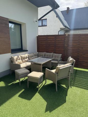 Technorattanowy narożnik z wysokim stołem, fotelami i pufami Perata Corner Plus – Natural