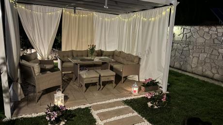 Technorattanowy narożnik z wysokim stołem, fotelami i pufami Perata Corner Plus – Natural