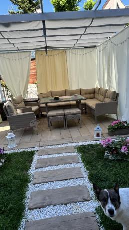 Technorattanowy narożnik z wysokim stołem, fotelami i pufami Perata Corner Plus – Natural