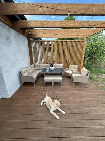 Technorattanowy narożnik z wysokim stołem, fotelami i pufami Perata Corner Plus – Natural