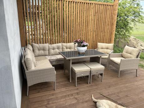 Technorattanowy narożnik z wysokim stołem, fotelami i pufami Perata Corner Plus – Natural