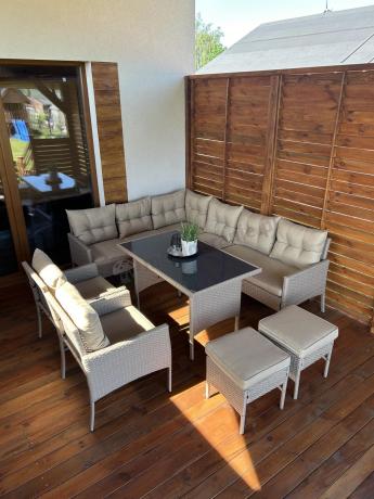 Technorattanowy narożnik z wysokim stołem, fotelami i pufami Perata Corner Plus – Natural