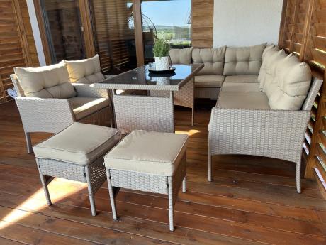 Technorattanowy narożnik z wysokim stołem, fotelami i pufami Perata Corner Plus – Natural