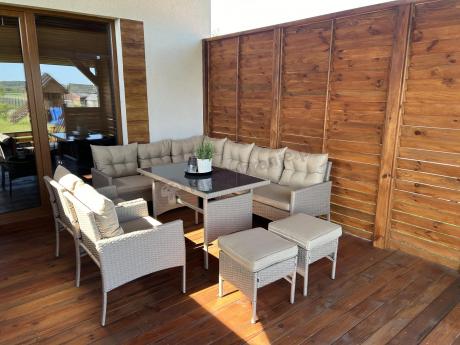 Technorattanowy narożnik z wysokim stołem, fotelami i pufami Perata Corner Plus – Natural