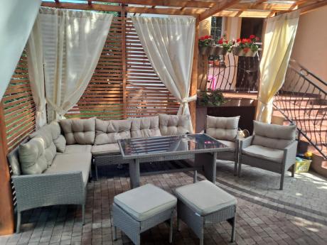 Technorattanowy narożnik z wysokim stołem, fotelami i pufami Perata Corner Plus – Natural