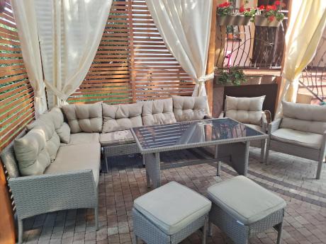 Technorattanowy narożnik z wysokim stołem, fotelami i pufami Perata Corner Plus – Natural