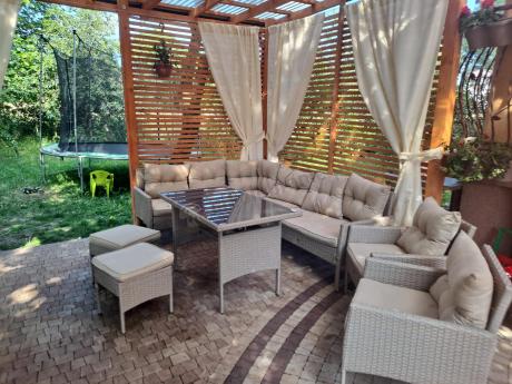 Technorattanowy narożnik z wysokim stołem, fotelami i pufami Perata Corner Plus – Natural