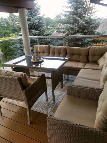 Technorattanowy narożnik z wysokim stołem, fotelami i pufami Perata Corner Plus – Natural