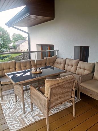 Technorattanowy narożnik z wysokim stołem, fotelami i pufami Perata Corner Plus – Natural