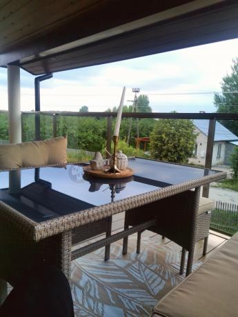 Technorattanowy narożnik z wysokim stołem, fotelami i pufami Perata Corner Plus – Natural