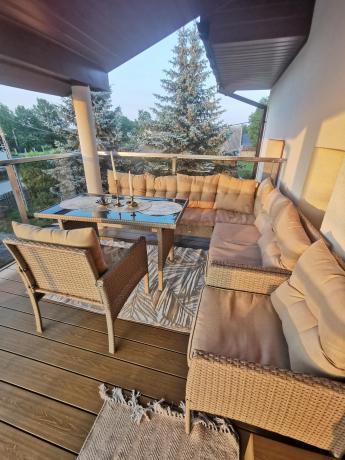 Technorattanowy narożnik z wysokim stołem, fotelami i pufami Perata Corner Plus – Natural