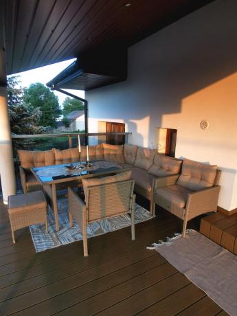 Technorattanowy narożnik z wysokim stołem, fotelami i pufami Perata Corner Plus – Natural