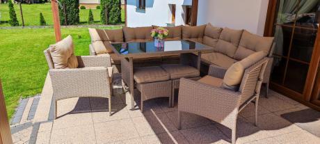 Technorattanowy narożnik z wysokim stołem, fotelami i pufami Perata Corner Plus – Natural