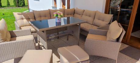 Technorattanowy narożnik z wysokim stołem, fotelami i pufami Perata Corner Plus – Natural