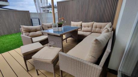 Technorattanowy narożnik z wysokim stołem, fotelami i pufami Perata Corner Plus – Natural