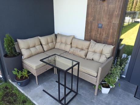 Technorattanowy narożnik z wysokim stołem, fotelem i pufami Perata Corner – Natural