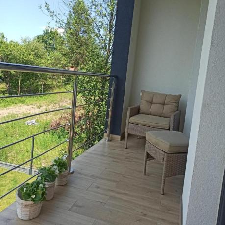 Technorattanowy narożnik z wysokim stołem, fotelem i pufami Perata Corner – Natural