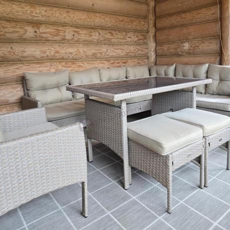 Technorattanowy narożnik z wysokim stołem, fotelem i pufami Perata Corner – Natural