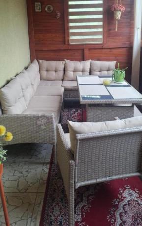 Technorattanowy narożnik z wysokim stołem, fotelem i pufami Perata Corner – Natural