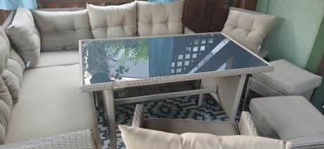 Technorattanowy narożnik z wysokim stołem, fotelem i pufami Perata Corner – Natural