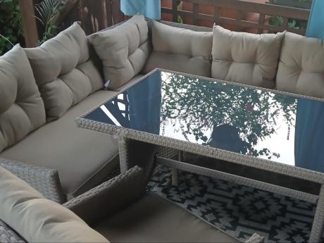 Technorattanowy narożnik z wysokim stołem, fotelem i pufami Perata Corner – Natural