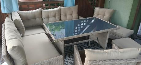 Technorattanowy narożnik z wysokim stołem, fotelem i pufami Perata Corner – Natural