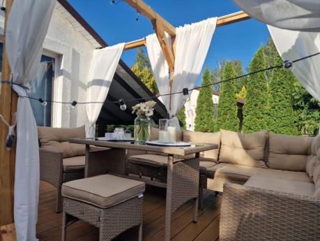 Technorattanowy narożnik z wysokim stołem, fotelem i pufami Perata Corner – Natural