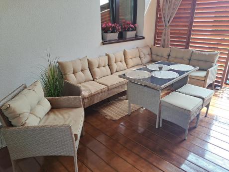 Technorattanowy narożnik z wysokim stołem, fotelem i pufami Perata Corner – Natural