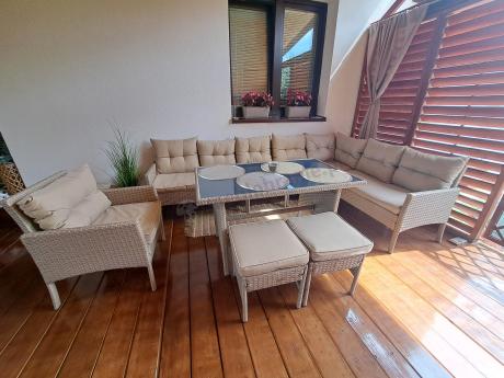 Technorattanowy narożnik z wysokim stołem, fotelem i pufami Perata Corner – Natural