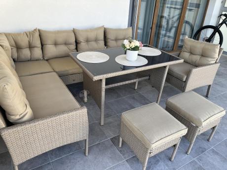 Technorattanowy narożnik z wysokim stołem, fotelem i pufami Perata Corner – Natural